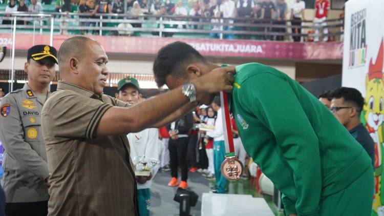 Pj Bupati Langkat Berikan Medali Kepada Juara Cabang Olahraga Sambo