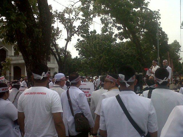 Tuntut Fasilitas, Dokter Orasi di Depan Kantor Gubernur