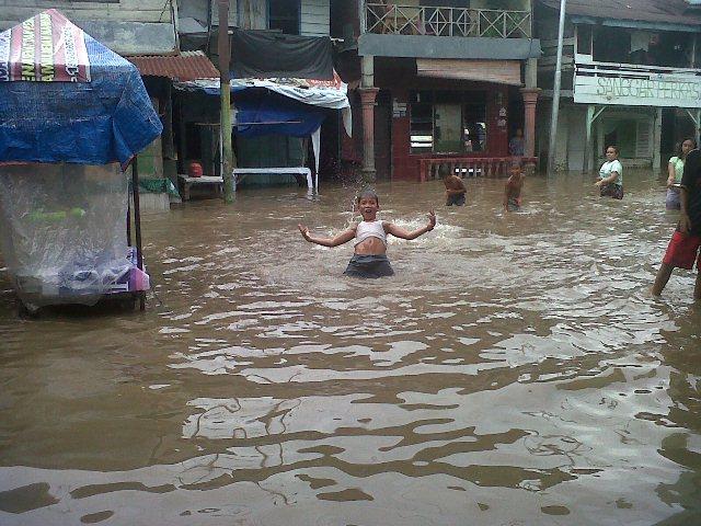 Banjir, Anak-Anak di Kampung Aur Berenang di Halaman Rumah