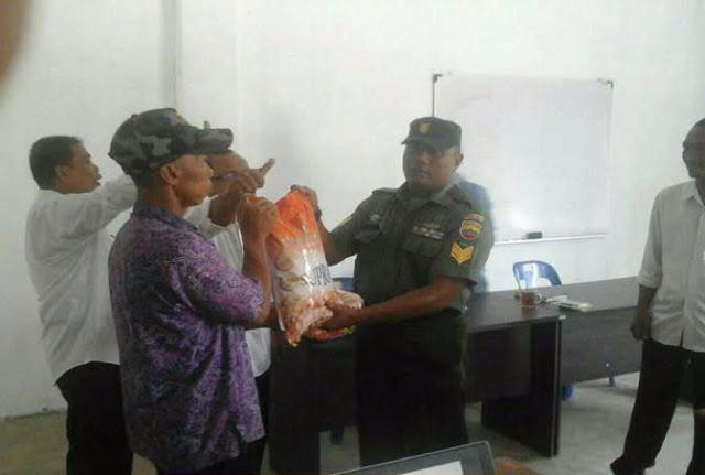 Babinsa dan Pemkab Langkat Serahkan Bantuan Bibit Jagung Kepada Poktan