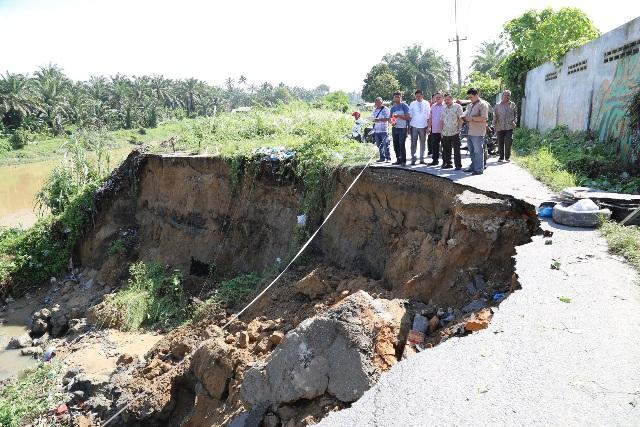 Jalan Kabupaten di Lingkungan Sibuaya Labuhanbatu Longsor