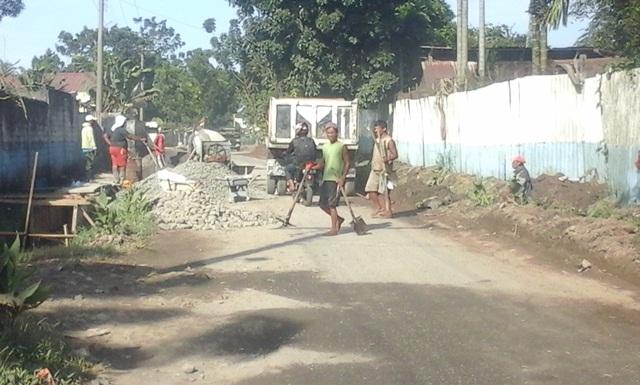 Warga Keluhkan Material Pengerjaan Drainase Dibiarkan Menumpuk di Jalan