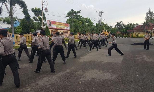 Sabhara Polres Deli Serdang Dilatih Mainkan Tongkat dan Borgol