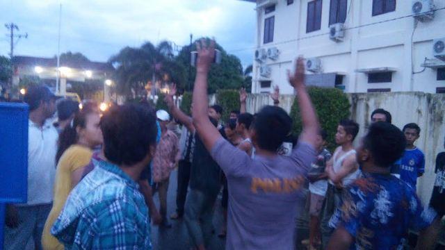 Terkait Pungli, Seratusan Warga Payaroba Datangi Polres Binjai 