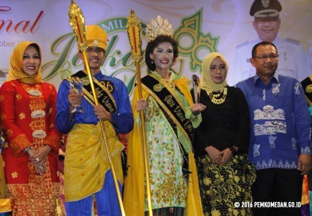 Finalis Jaka Dara Kenakan Batik Medan Hasil Desain Hj Rita Maharani