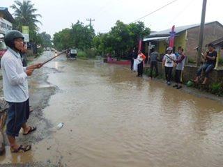 Warga Desa Limau Manis Mancing di Tengah Jalan