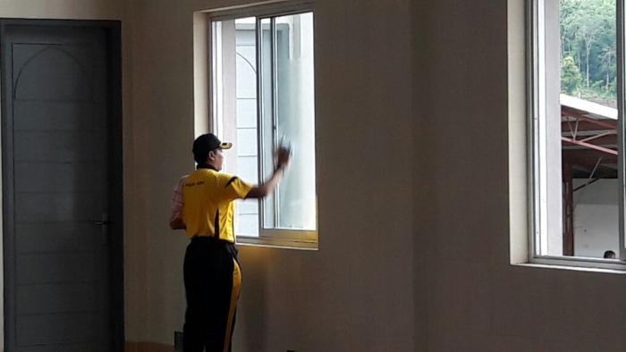 Ketika Kapolres Aceh Jaya Rutin Bersihkan Masjid
