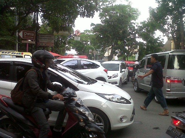 Lalulintas di Jalan Gajah Mada Macet