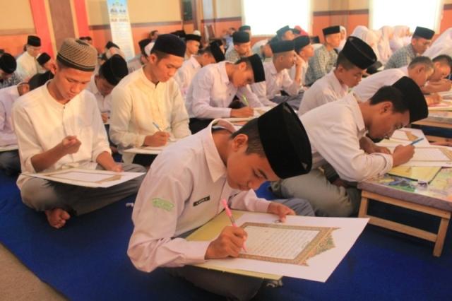 Ratusan Santri Sumut Ikut Penulisan Mushaf Alquran Serentak se-Indonesia