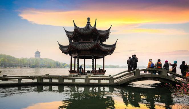 Danau Toba Akan Dibuat Mirip dengan Danau Legenda Ular Putih di China