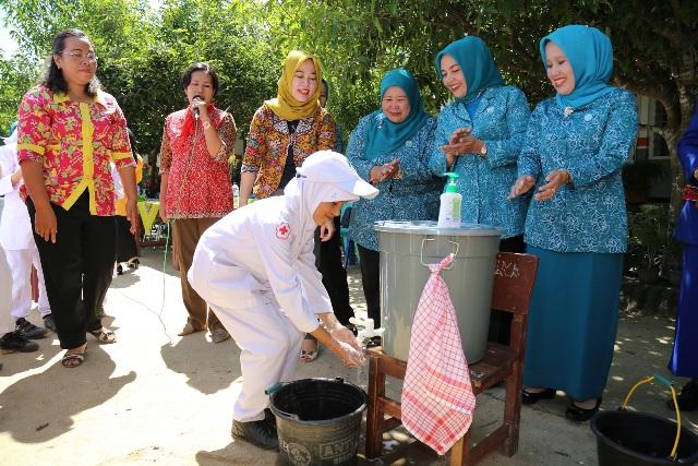 Ketua PKK Labuhanbatu Bersama Para Siswa SD Peringati Hari Tangan Pakai Sabun se-Dunia
