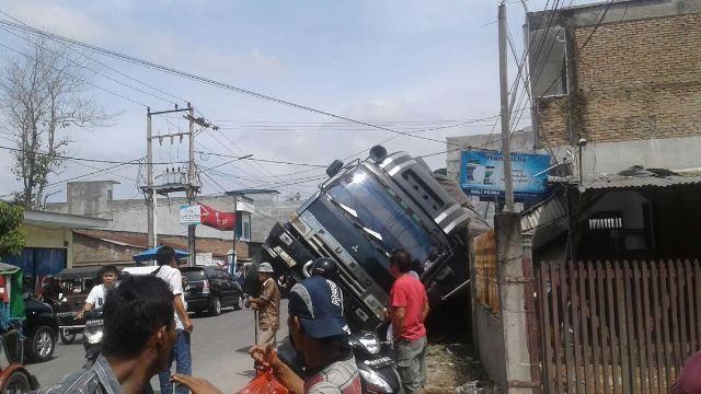 Truk Miring Timpa Pengendara Sepeda Motor di Lubuk Pakam