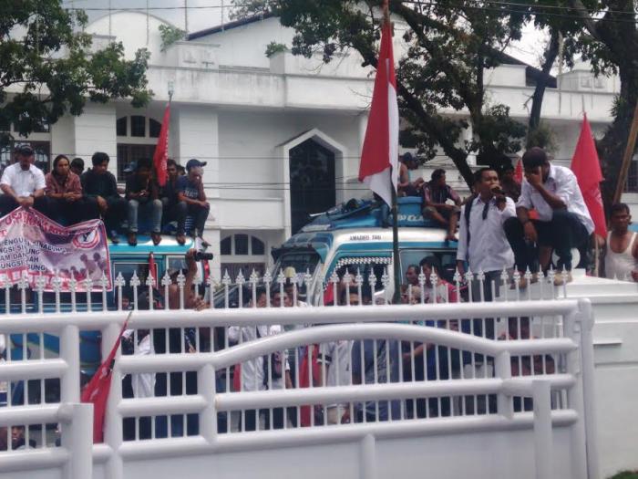 Massa Desak Percepatan Relokasi Tahap III Korban Sinabung
