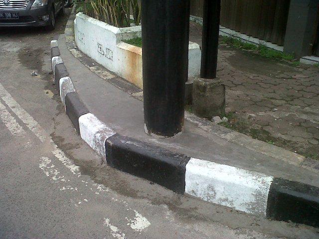 Trotoar Tambahan di Jalan Suprapto Ganggu Pengendara