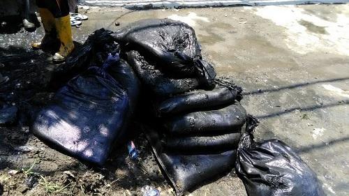 Aneh, Ditemukan 27 Tumpukan Goni Berisi Pasir & Tanah di Bawah Titi Warga Di Simpang Kantor