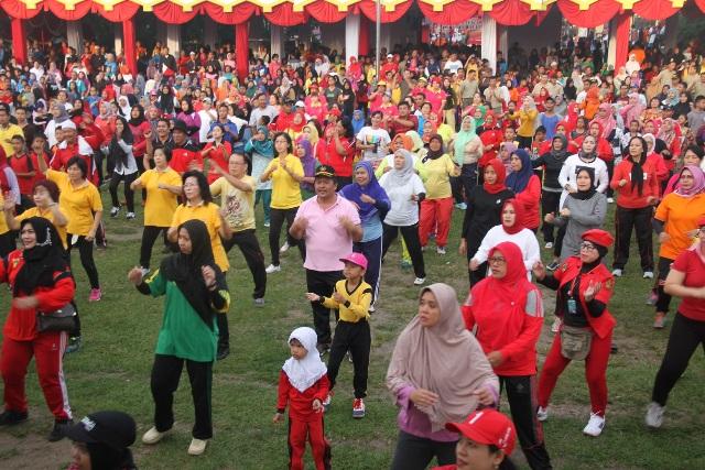 HUT Labuhanbatu, Ribuan Warga Ikuti Senam Massal Bersama Bupati