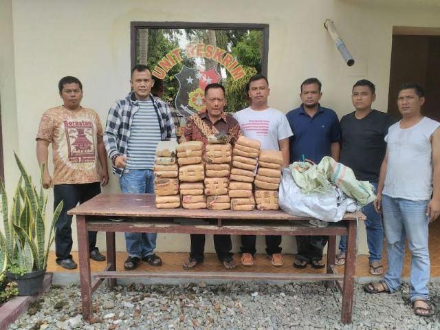 Buru Pelaku, Petugas Polsek Kuala Dilempari Bungkusan Ganja