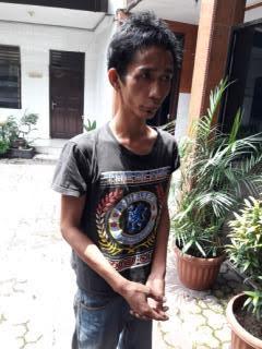 Curi Sandal Demi Game Poker, Putra Dihajar Warga