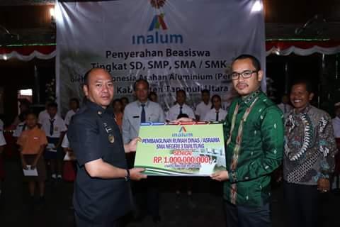 Bupati Taput Serahkan Beasiswa dan Pembangunan Rumah Dinas SMA Negeri 3 CSR dari PT Inalum