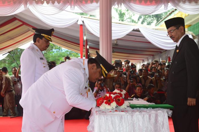 Bupati Labuhanbatu Utara Sebar 15.000 Stiker Bahaya Narkoba