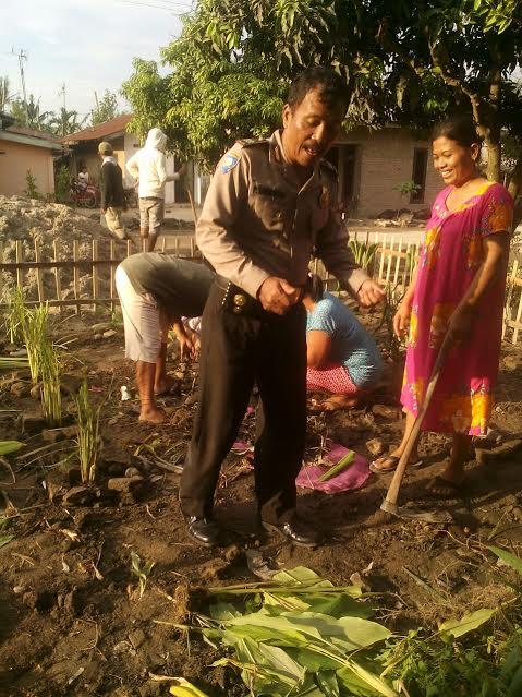 Bhabinkamtibmas dan Warga Buat Apotik Hidup di Pagar Merbau