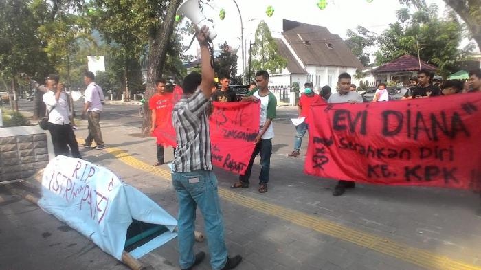 Demo di Kantor Gubsu, Massa Bawa Keranda Mayat