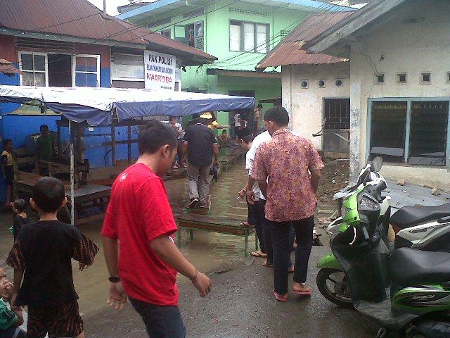 Banjir Belum Surut, Jemaah di Kampung Aur Masuk Lewat  Pintu Belakang Mesjid