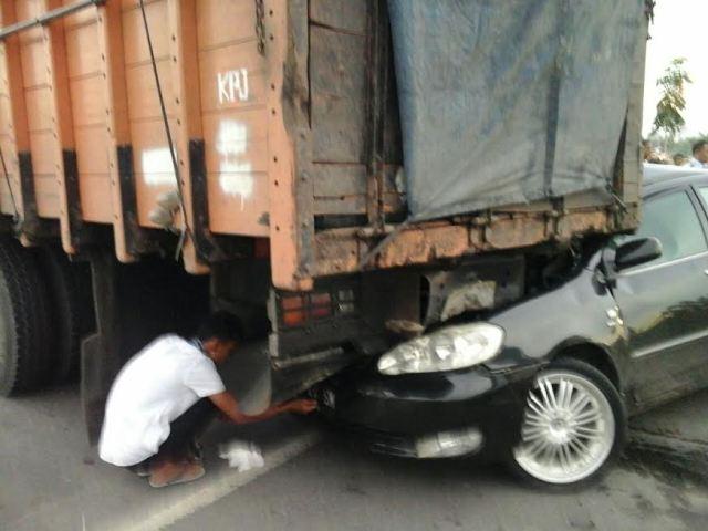Mobil Sedan Seruduk Truk di Jalur Bandara Kuala Namu