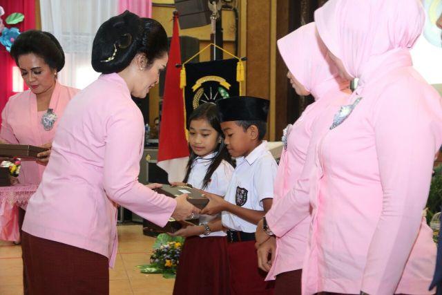 HKGB ke 65, Bhayangkari Polda Sumut Serahkan Bantuan Pendidikan untuk Siswa Berprestasi