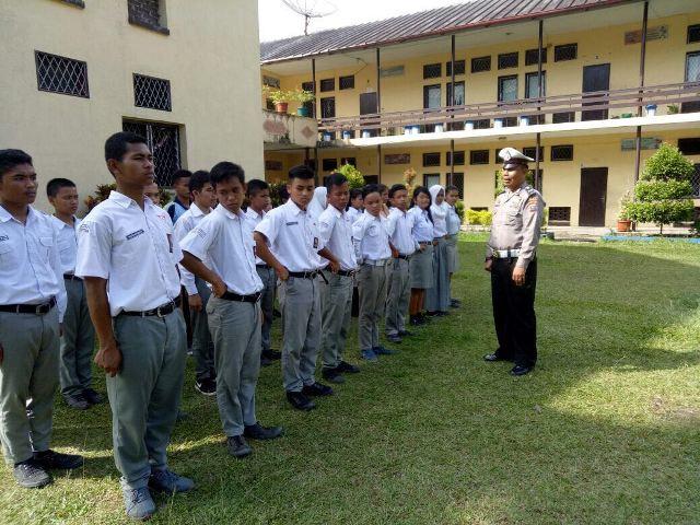 Sat Lantas Polres Simalungun Latih Siswa PKS SMA FKIP Nomensen Berlalu Lintas