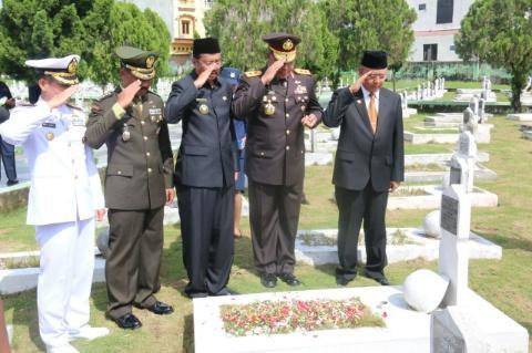 Jelang HUT TNI ke-72, Walikota Medan Ziarah ke Makam Pahlawan