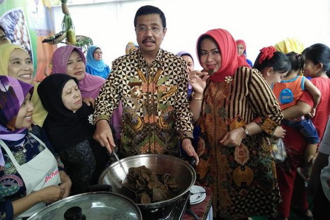 Gubernur Sumut Tengku Erry Memasak Rendang Kangkung pada Peringatan Hari Pangan Sedunia