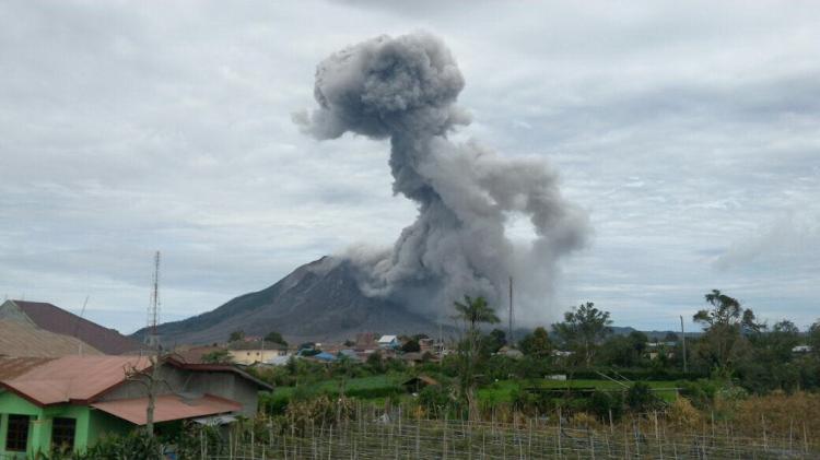 Kembali Meletus, Gunung Sinabung Semburkan Lava Pijar dan Awan Panas
