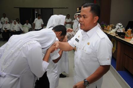 Bupati Labusel Serahkan SK CPNS dari Formasi PTT 