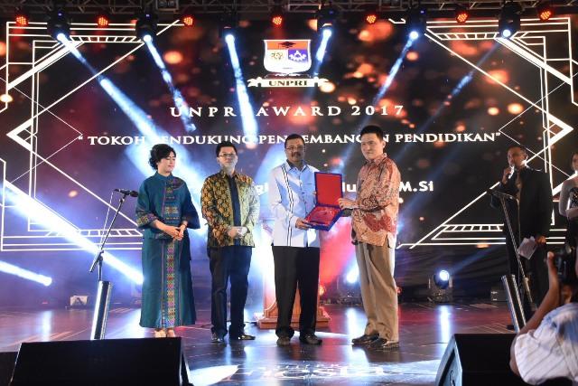 Di Fiesta ke-16 UNPRI, Gubsu Terima Awards Tokoh Peduli Pendidikan