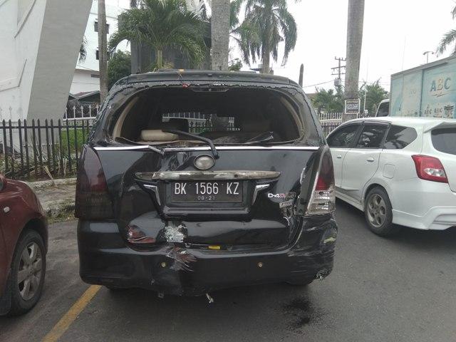 Nekat Terobos Palang Pintu, Toyota Innova Ditabrak Kereta Api di Jalan Pandu Medan