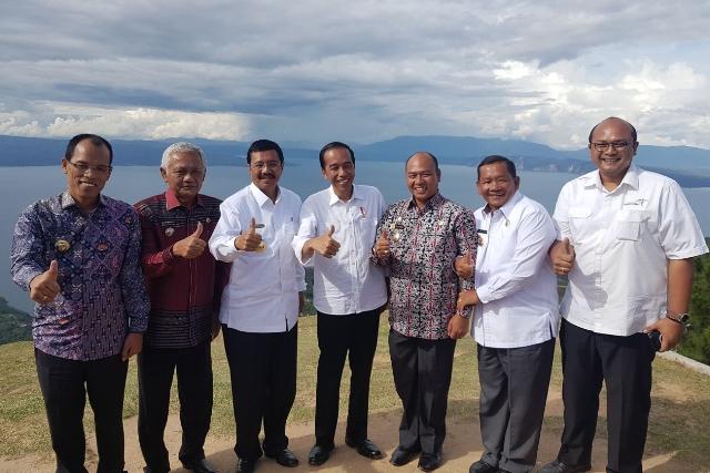 Bersama Gubsu dan Bupati, Presiden Jokowi Selfie Paten di Danau Toba
