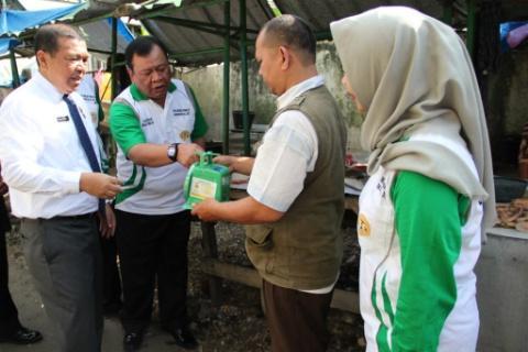 Dinas Perdagangan Tera Ulang Timbangan di Pasar Hindu
