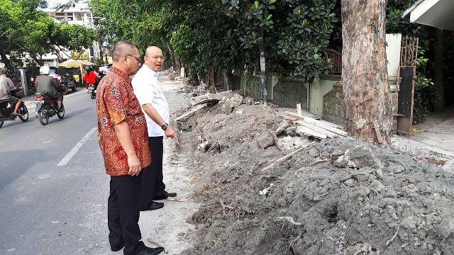 Tumpukan Tanah Bekas Galian Drainase Tak Kunjung Diangkat, Walikota Medan Marahi Kadis PU