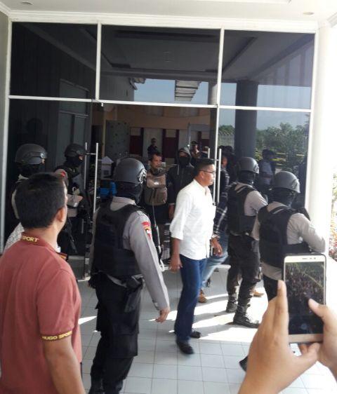 Tiga Tersangka Penyerangan Pos Penjagaan Mapolda Sumut Tiba di Bandara Kualanamu