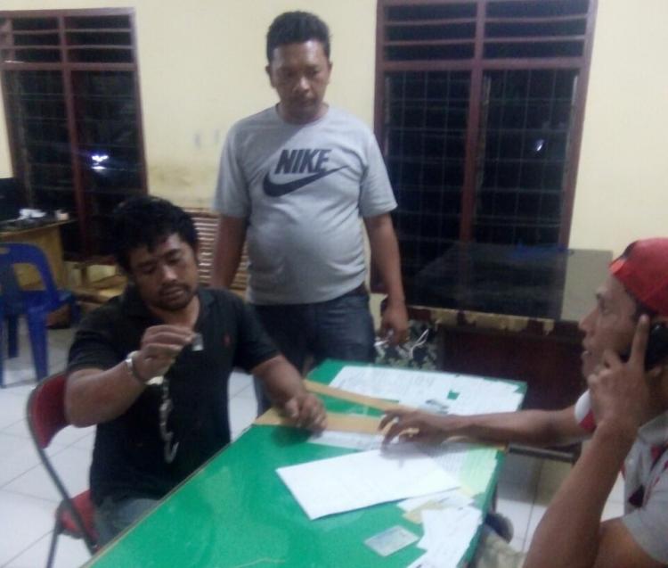 Diberhentikan Polisi, Pengendara Sepeda Motor Ini Buang Sabu