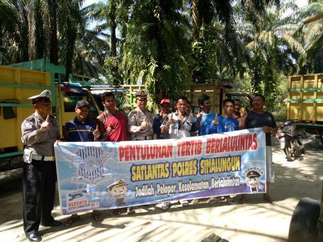 Para Supir Truk Sawit Tertib Dengarkan Penyuluhan Sat Lantas Polres Simalungun