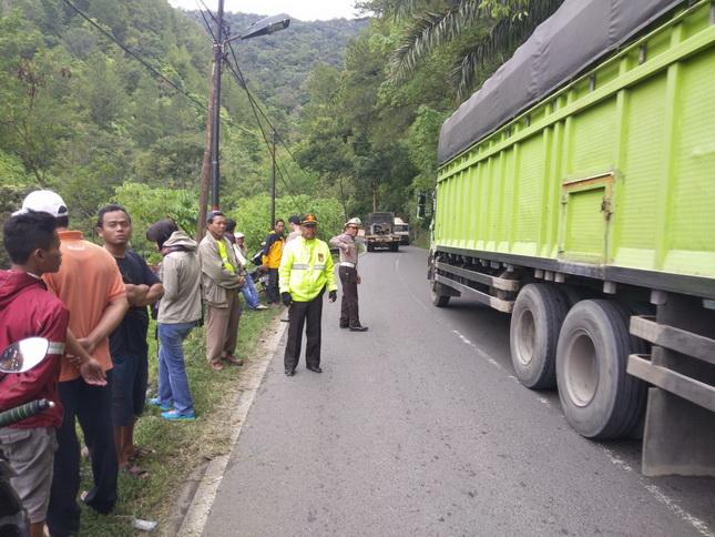 Sopir Diduga Mengantuk, Mobil Xenia Terjun ke Jurang di Jalan Siantar-Parapat