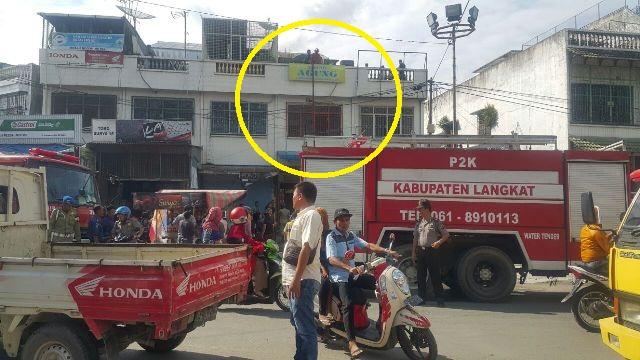 Warga Panik, Toko Mas Kebakaran di Pasar Baru Stabat