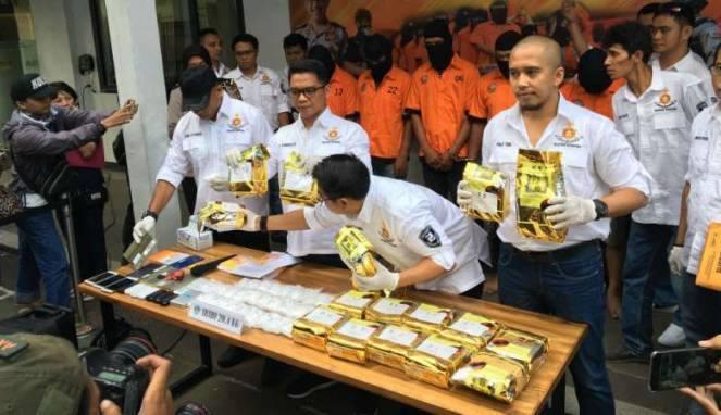 Polda Metro Jaya Ungkap Peredaran Gelap 20 Kg Sabu Berkedok Toko Obat