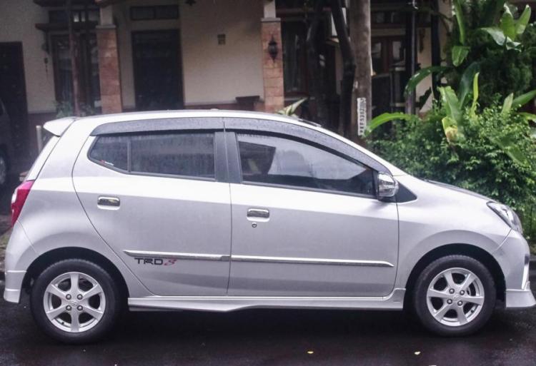 Mobil Agya Tabrak Bundaran Taman Polonia