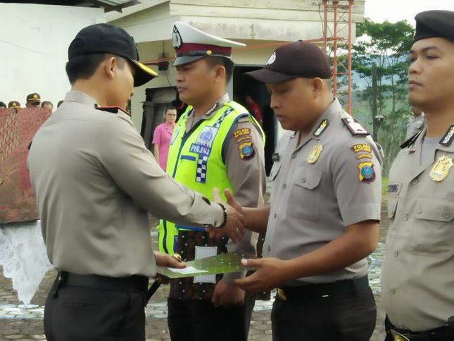 Dinilai Berprestasi, Kapolres Pakpak Bharat Berikan Reward Kepada 6 Anggotanya