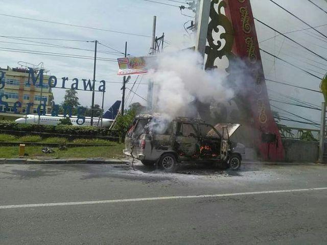 Diduga Korslet, Mobil Isuzu Panther Hangus Terbakar