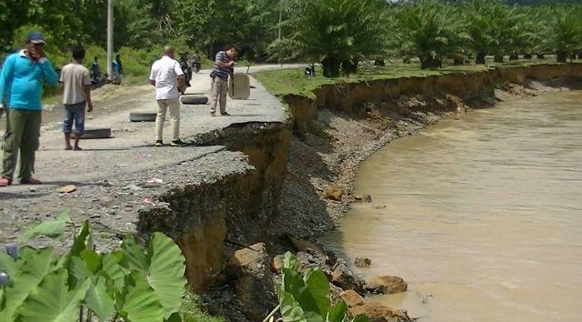 Jalan Provinsi di Kecamatan Batang Serangan Langkat Nyaris Amblas