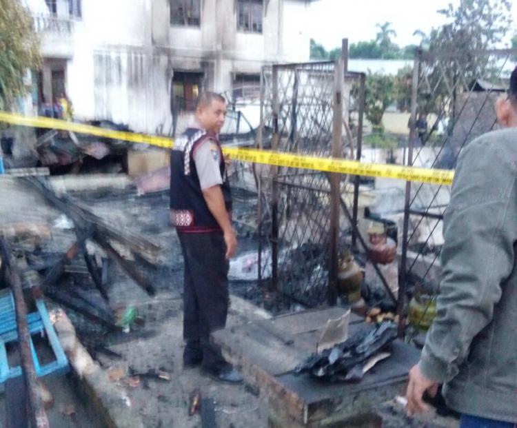 Petugas Polsek Tanah Jawa Datangi Lokasi Kebakaran di Marubun Jaya